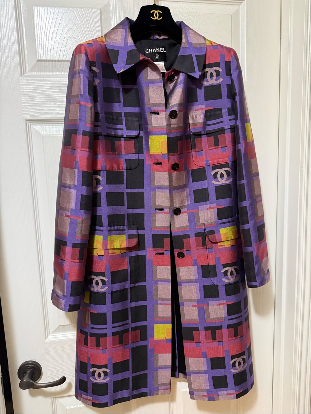 Chic CHANEL Silk Geometric Trench Coat - Picture 9 of 9